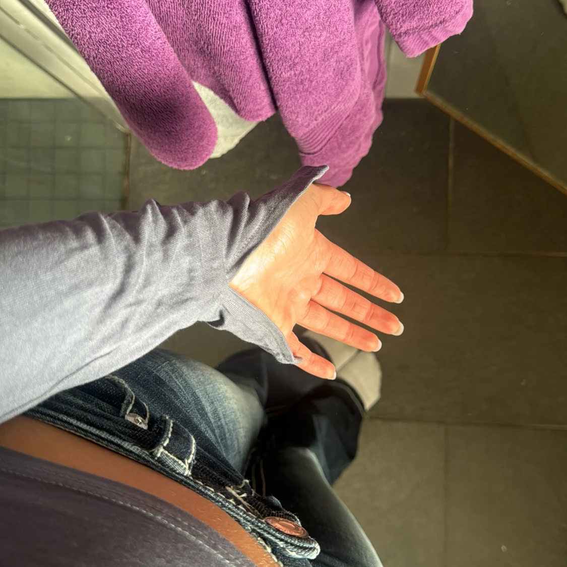 Grå långärmad topp med slits vid ärm - 1