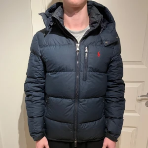 Ralph Lauren Marinblå jacka - Säljer en riktigt skön Raffe jacka i mörkblå färg! | Mycket fint skick har i stort sätt inga tecken på användning! | Storlek S. | Ställ gärna frågor innan du köper!