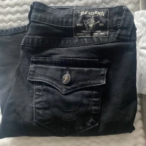 True religon jeans svarta  - Säljer dessa svarta jeans ifrån True religon, i storlek 28, i modell joey, väldigt lågmidjade o bra❤️ dom är bootcut också, kan sälja för 750