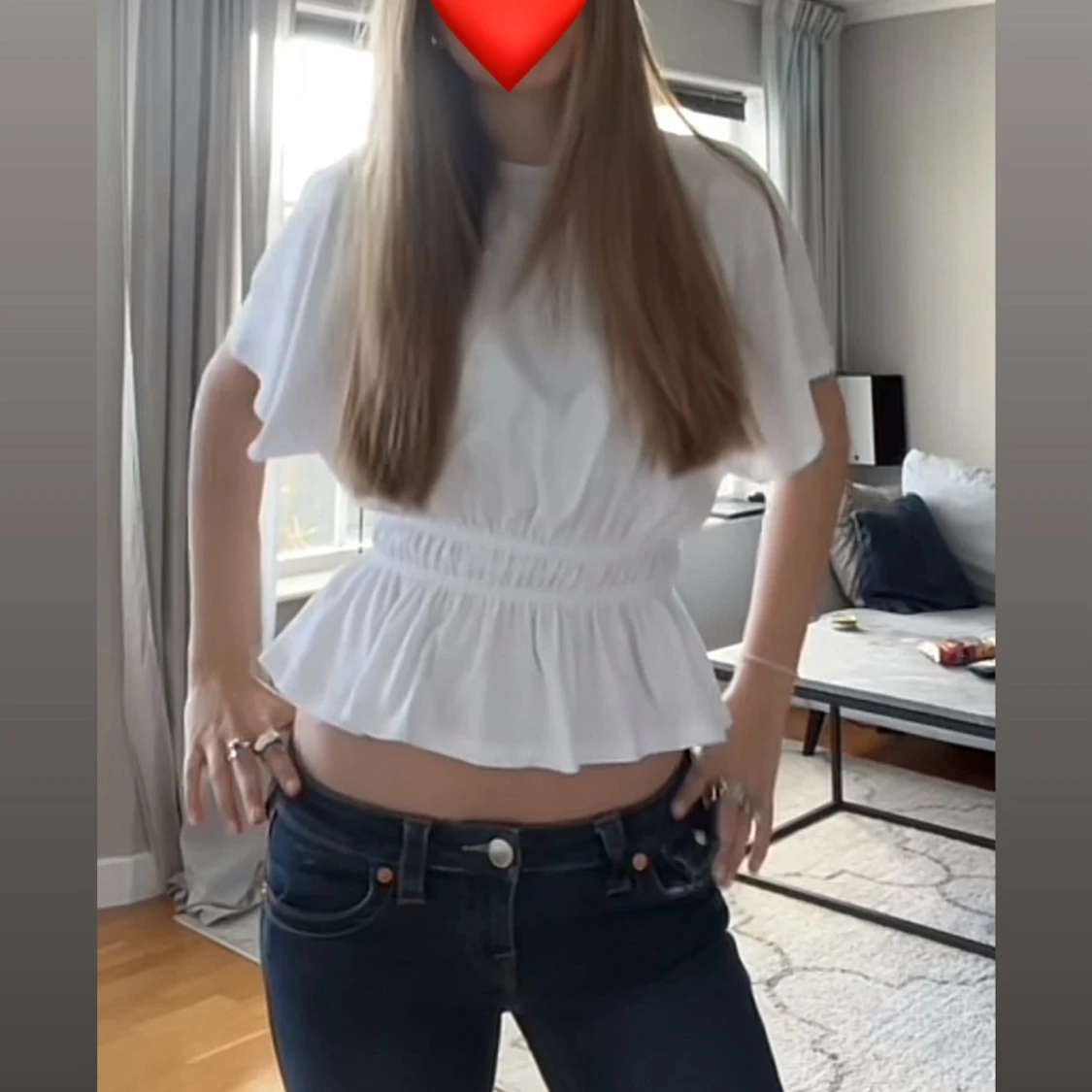 Vit croppad blus med volang - 1