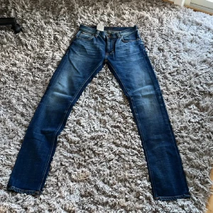 Nudie jeans  - Säljer ett par helt oanvända nudie jeans då de inte är min storlek FRAKTAR SAMMA DAG SOM KÖP GENOMFÖRS 