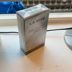La Rive Absolute Sport EdT 100ml - Fräsch Eau de Toilette från La Rive, Absolute Sport. Perfekt för dig som vill ha en energisk och modern vibe. Volym: 100 ml. Fragrance from France. Kommer i originalförpackning. Går med på byten och vid bra affär sänka pris