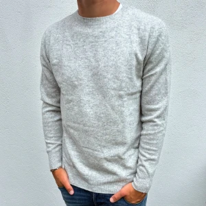 Kashmir tröja - Ljusgrå Kashmir Crewneck | Storlek M | Modellen är 177cm lång, passar lite längre | Använd 1 gång, därför nyskick utan defekter | Hör av vid frågor🌟