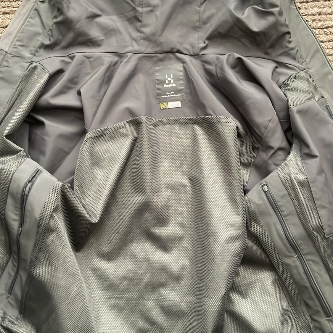 Grå vindjacka från Haglöfs med huva - 2