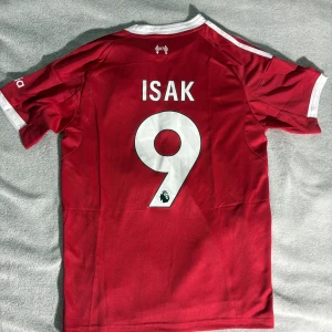Isak Liverpool fotbollströja - Helt ny Isak Liverpool fotbollströja i storlek S