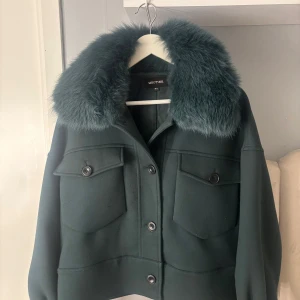 Meotine jacka  - Väldigt bra skick då den bara är använd ett fåtal gånger. Inga defekter, pris går att diskutera. Storlek M/L men passar mig som brukar ha S/M.