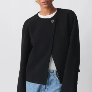 Gina kappa one button - Den slutsålda populära jackan från Gina. Den kommer inte riktigt till användning så säljer den gärna nu. Inga defekter och knappt använd så gott som ny!😊