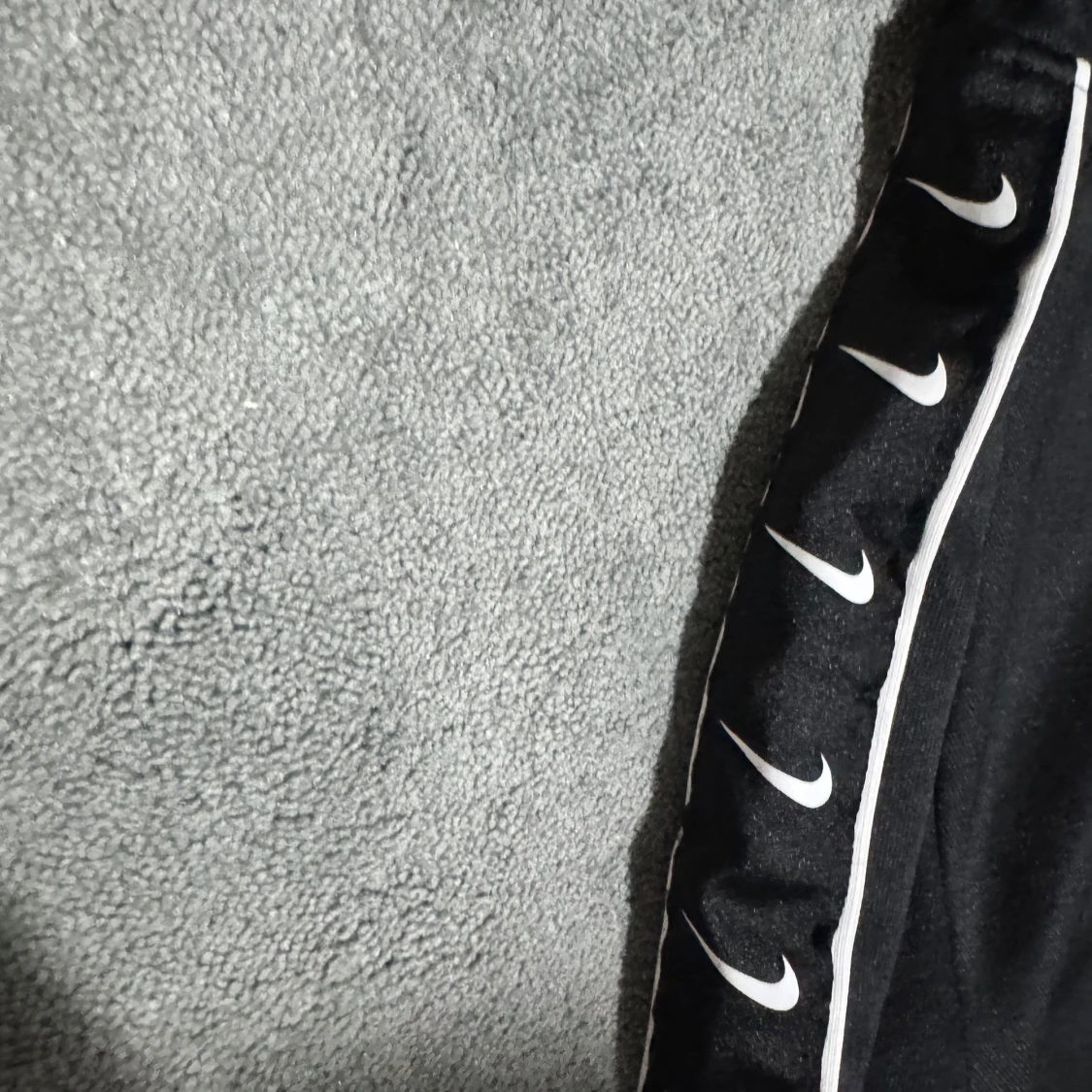 Svart Nike hoodie med vita detaljer - 1