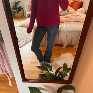 Jeans - Jätte fina jeans med snygga dekaler, passar mig som har 32/25 i jeans.❣️