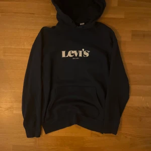 Levis hoodie Marinblå  - Säljer denna otroligt snygga Levis hoodie i storlek S, mycket bra skick. Den sitter som S/M. Skriv för fler funderingar 🙏🏼🙏🏼
