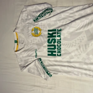 Vit Hammarby Tröja M - Säljer nu denna Hammarby fotbollströjan i storlek M-S eftersom den inte passar. Helt oanvänd skick 10/10. Bara att höra av er vid ev frågor osv😁💫