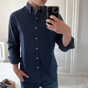 Ralph Lauren blå skjorta  - Ralph Lauren blå skjorta i storlek L slim fit, inga defekter! Som ny. Modellen är 180,75 kg och den passar honom bra. 😊 