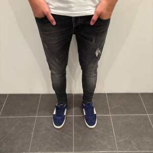 Dondup Jeans George  - Dondup Jeans George! Trendigaste jeansen på marknaden.  Skick= 9,5/10 Ny pris= 4000 kr Säljs för= 899 kr (Modellen har original slitningar från fabrik vilket är väldigt eftertraktat och populärt) 