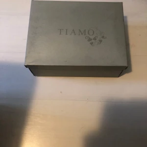 Långa Tiamo-stövlar, 38 - Ett par svarta stövlar från Tiamo i acceptabelt skick, men oanvända. Säljs inte längre. Lådan i bild 1 - 3 skickas med. Kan möjligtvis behöva mindre reparationer (se bild 2, 4 och 5).