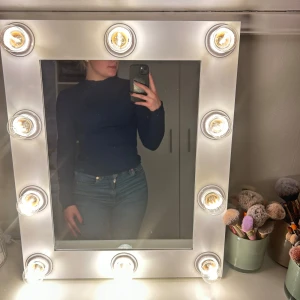 Mörkblå ribbad topp från Esmara i strl S - Mörkblå långärmad topp från Esmara med ribbad struktur och liten volangkant vid hals och ärmslut. Slimmad passform och stretchigt material i polyester, viskos och elastan. Perfekt till jeans eller kjol för en clean look.