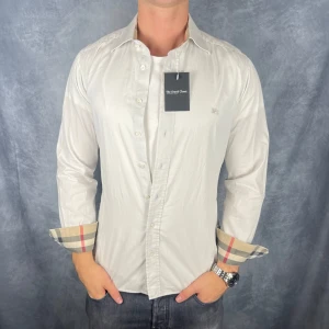 Birberry skjorta - Hej säljer nu min fina Burberry skjorta i storlek S. Den är i mycket bra skick och kommer vara otroligt snygg nu i höst. Nypris cirka 4000kr! Vi kommer att sälja liknande produkter så glöm inte följa profilen!🌊🍾