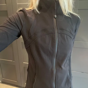 Lululemon träningströja  - Helt ny lululemon tröja som är i storlek 6 vilket motsvarar s/m. Skriv vid intresse eller frågor. Jag vill gärna få den såld så jag kan köpa den i rätt storlek 