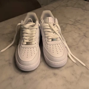 Nike Air Force 1 vita - Helt oanvända Nike air force 1, säljes för att dom är för små för mig