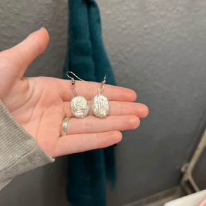 Örhängen, barockpärlor - Äkta sötvattens pärlor. Kolla gärna in mina andra smycken jag gjort🥰 Jag samfraktar även allt ni vill ha. Skriv till mig vid frågor eller bilder