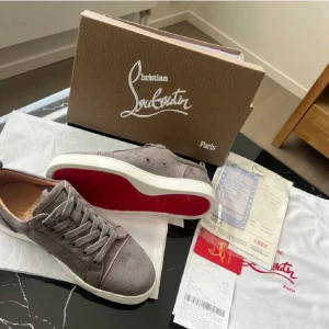 Christian Louboutin skor - Snygga grå sneakers från Christian Louboutin i mjuk mocka med den klassiska röda sulan🤩storlek 41 helt oanvända för en bra slant🙌🏻 Perfekta för dig som vill ha en exklusiv och stilren look med en touch av lyx.