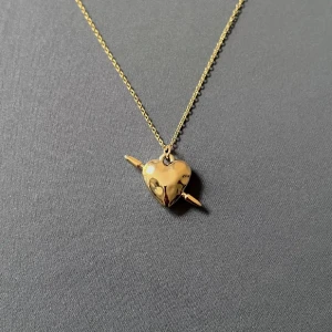 Tuvstarr’s Heart Inspired - Gold-plated, rust- and nickel-free stainless steel necklace with a subtle heart pendant. 40 + 5 cm adjustable chain