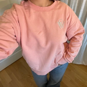 Carin Wester sweatshirt - Rosa Sweatshirt från Carin Wester 💌 Strl M och fint skick, en liten fläck vid vänster ärmslut (se bild 5).