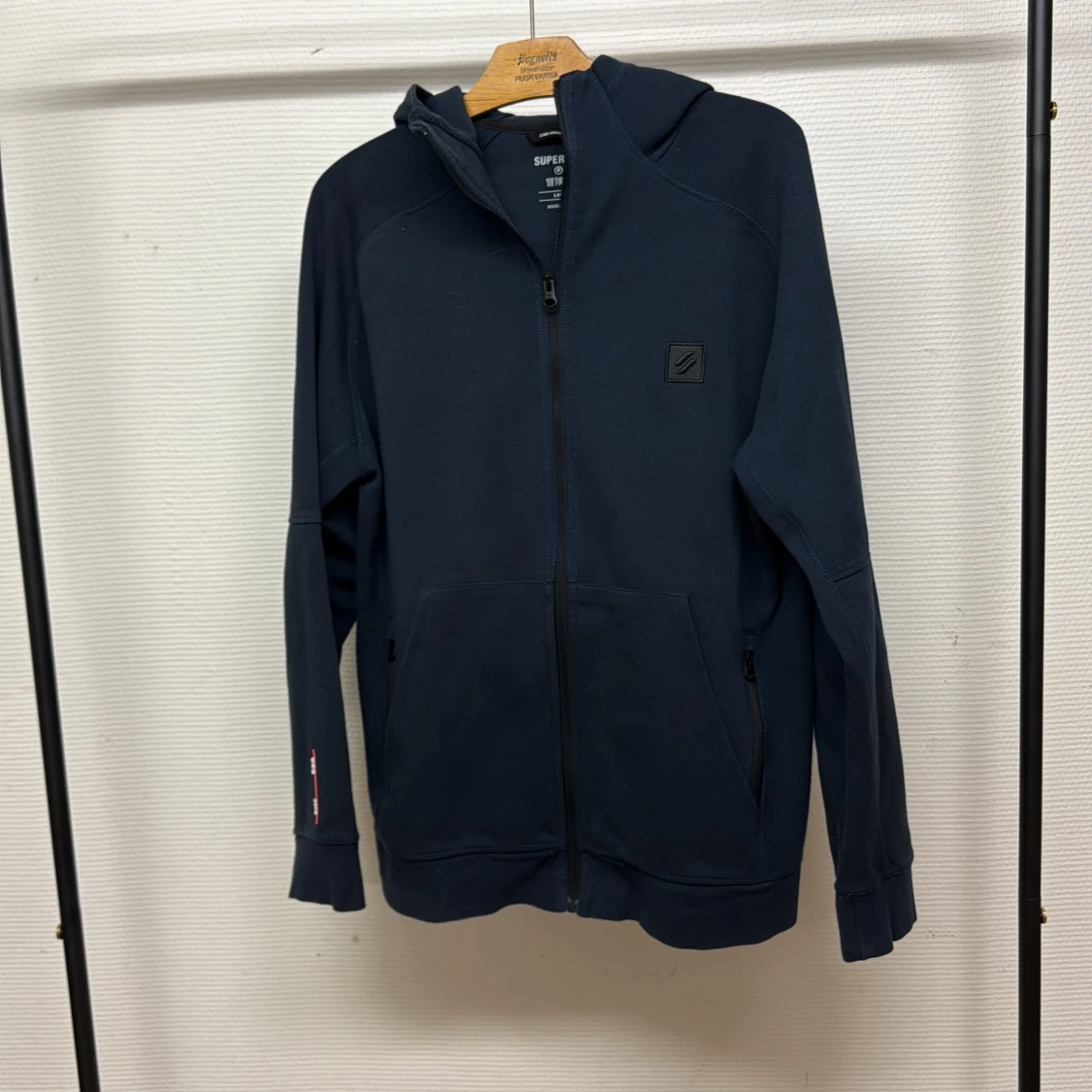 Mörkblå hoodie från Superdry