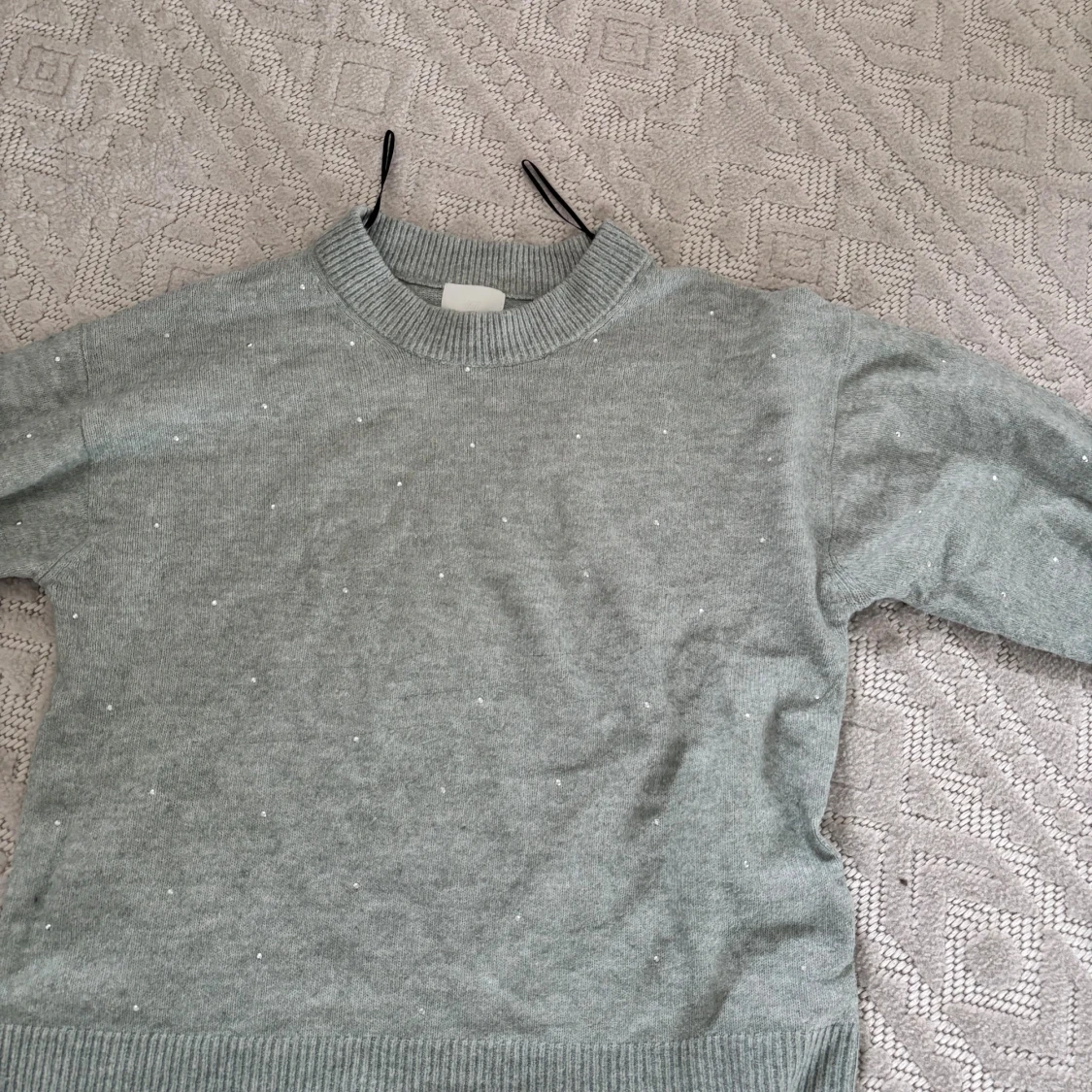 Ljusgrå stickad tröja med pärlor H&M - 1