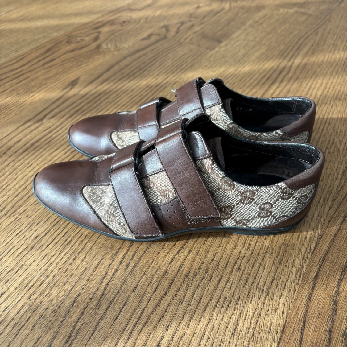 Bruna sneakers från Gucci med monogram - 1
