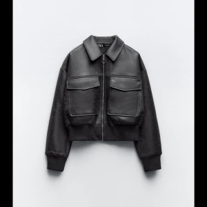 Svart/brun bomberjacka från Zara  - Snygg bomberjacka från Zara perfekt nu till hösten. Säljs inte längre i butik. 