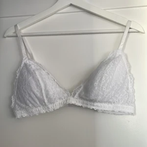 Vit spetsig bh - Vit bh från hm utan bygel