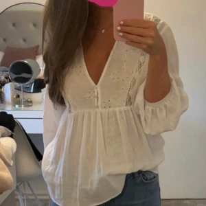 Vit blus - Vit blus från Zara i storlek XS men passar även S. knappt använd 