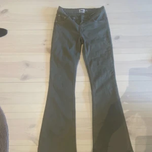 Fri frakt på jeansen längre upp i profil - Snygga khakigröna bootcut-byxor från 157 i storlek XS Short. Använt 0 gånger. Byxorna har klassisk femficksdesign och är tillverkade i ett mjukt bomullsmaterial. Perfekta för dig som gillar en retroinspirerad look med utsvängda ben.