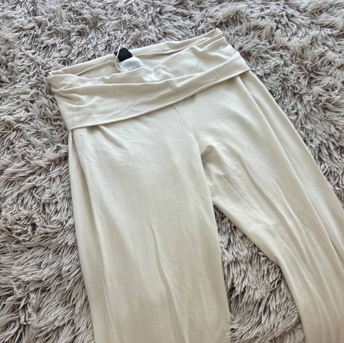 Beiga mjukisbyxor med bred midja - 1