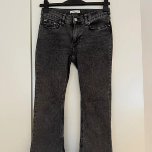 Gråa bootcut jeans från Perfect Jeans - Snygga gråa bootcut jeans från Perfect Jeans i storlek 36. Jeansen har klassisk femficksdesign, normalhög midja och är tillverkade i ett stretchigt denimtyg som sitter skönt. Perfekta för dig som gillar en tidlös look med lite utsvängda ben.