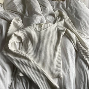 Tröja - Superfin vit tröja från HM. Tyvärr har den är fläck på framsidan men de är inget man lägger större märke till 💞
