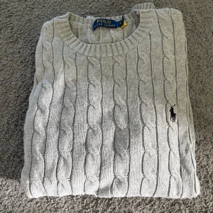 Stickad Ralph lauren tröja grå - Säljer nu min feta Ralph lauren tröja då den inte kommer till användning, typ använd 2 gånger. Perfekt tröja nu till hösten 