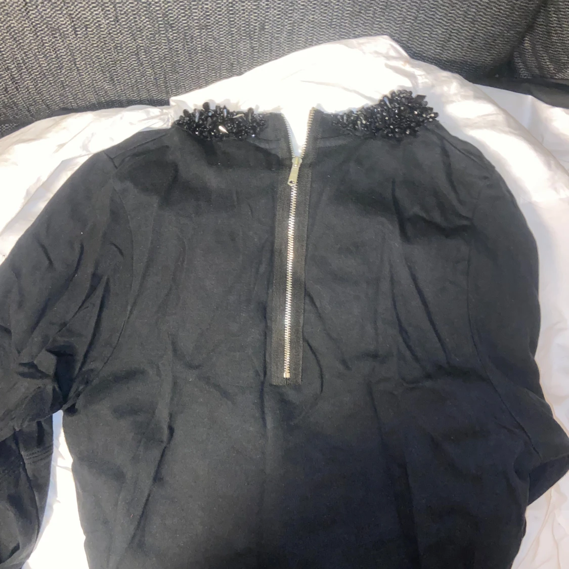 Svart långärmad tröja med pärlor - 1