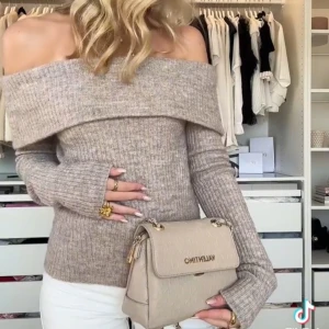 Beige ribbad offshoulder stickad tröja - Superfin beige stickad tröja med ribbat material och offshoulder-modell✨. Tröjan har långa ärmar och en bred vikt kant upptill. Perfekt för hösten!🍁 Används fåtal gånger