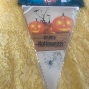Halloween Decorations  - Säljer tre Halloween dekoration . 65kr/st .  Mått 30.00*20.00 cm 