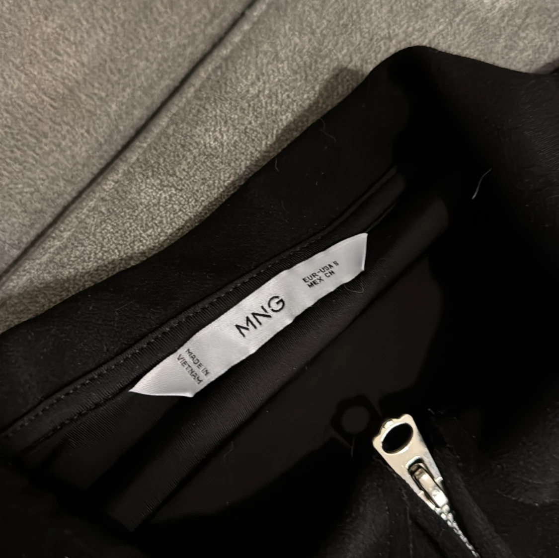 Svart ärmlös topp med dragkedja från MNG - 1