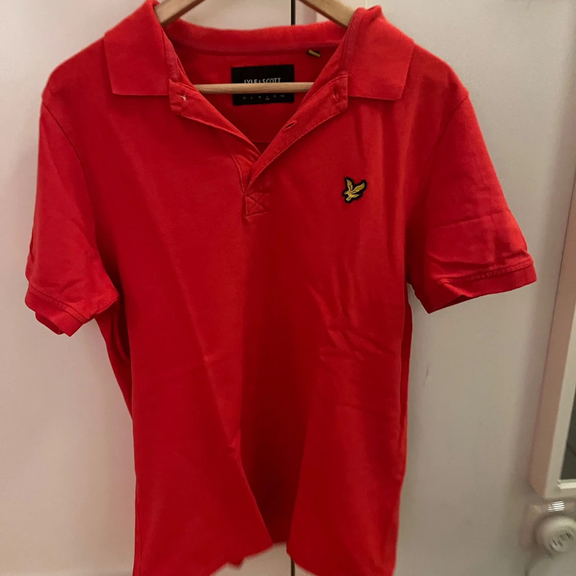 Röd pikétröja från Lyle & Scott