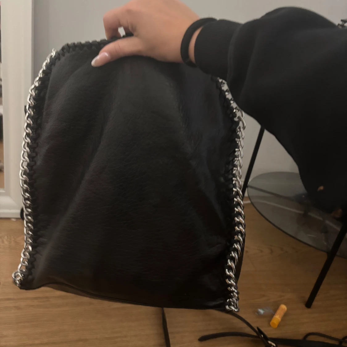 Tiamo Svart axelväska med kedja  - 1