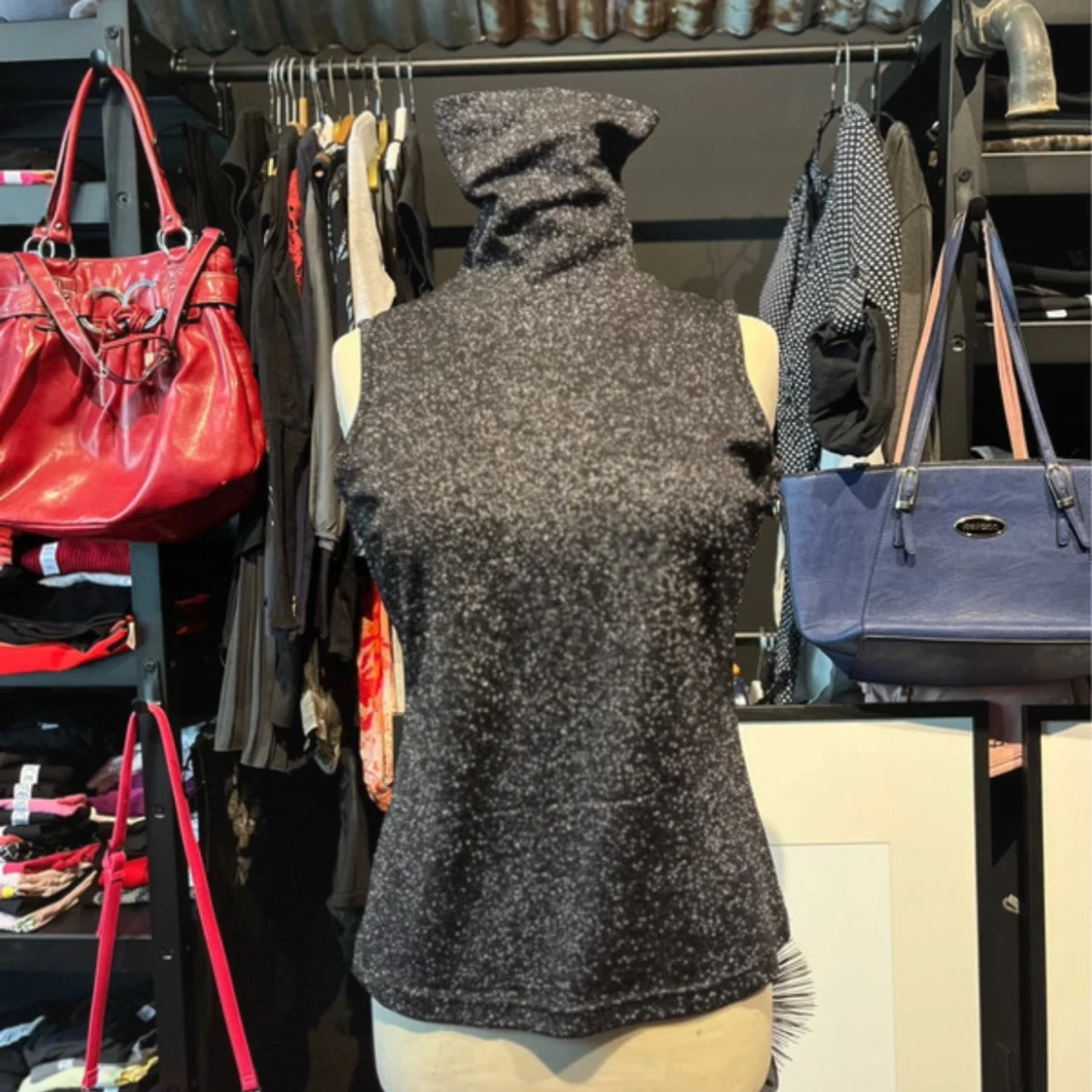 Glittrig svart polotopp 