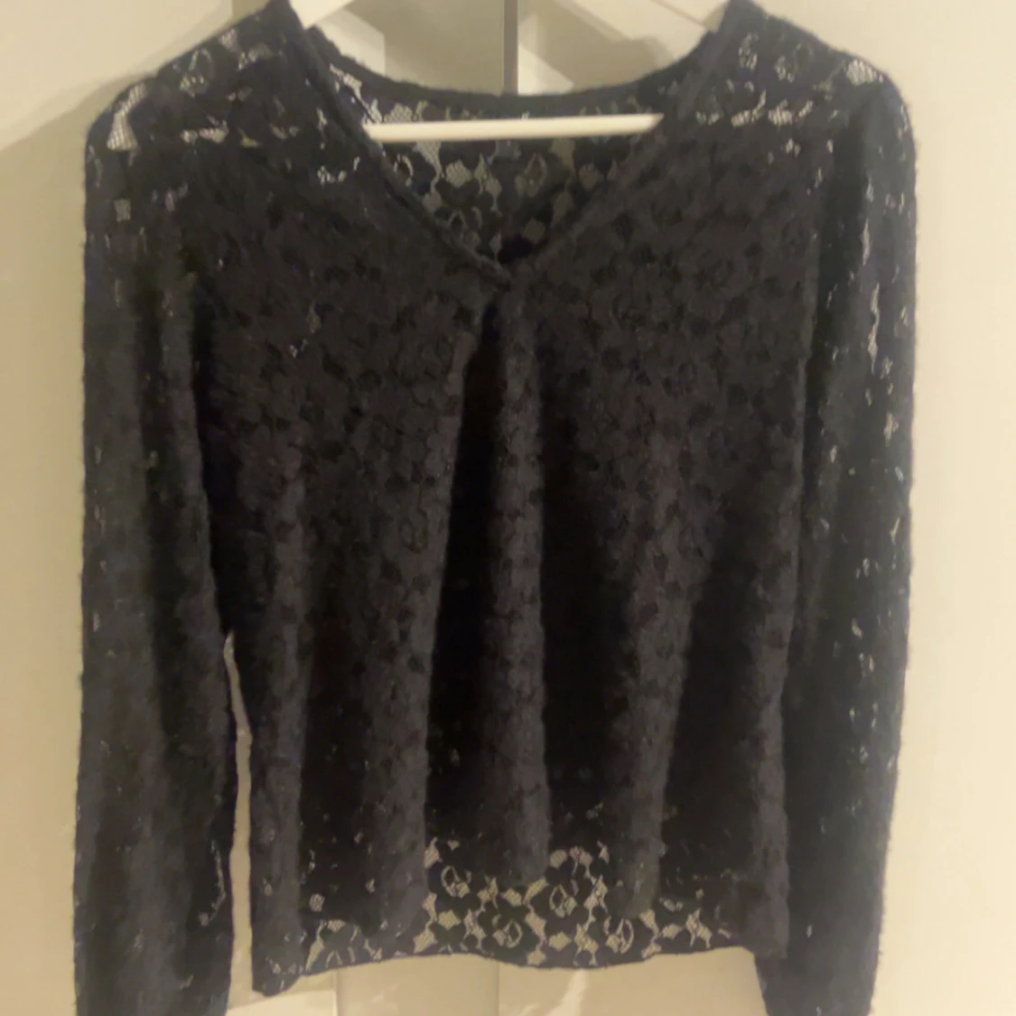 Svart spetsblus XS frĂ„n vero modađ