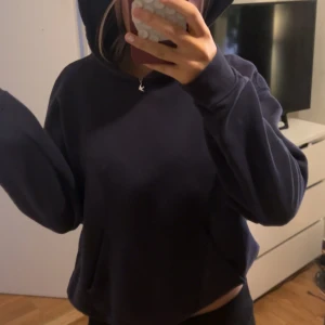 Mörkblå hoodie  - Mysig mörkblå hoodie med huva, köpt på ginatricot, inte använd många gånger.