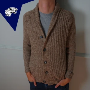 STICKAD CARDIGAN - Stickad cardigan från Brooken Standard | Skick: 8.5/10 | Strl: S | Modellen är 182 cm | Hör av dig vid intresse eller om du undrar någonting! 