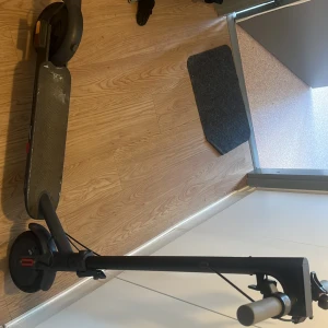 Elscooter Xiaomi Mi - Hej säljer min Xiaomi Mi Electric Scooter pågrund av att jag inte har användning för den längre OBS ingen laddare finns
