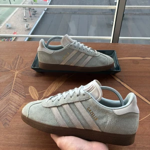 Adidas Gazelle - Hej! Säljer dessa fina Gazelles i ljusblå färg Storlek 38 Varsamt använda  Skriv för frågor eller prisförslag😊