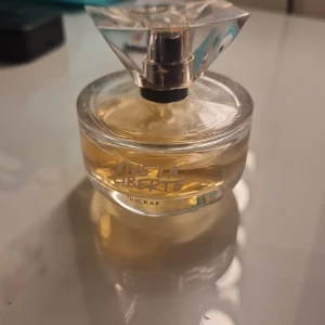 Vive La Liberte parfym - Modern parfym från Hickap med namnet Vive La Liberte. Snygg flaska som passar perfekt på sminkbordet. Perfekt för dig som vill ha något unikt och trendigt. Lite använd 85% kvar